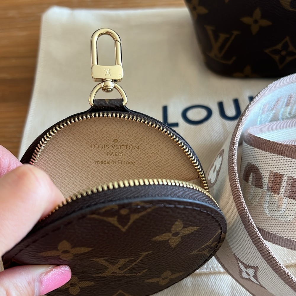 🌸LOUIS VUITTON🌸CROSSBODY STRAP & ROUND COIN PURSE! Please read description!❤️ - Picture 4 of 8